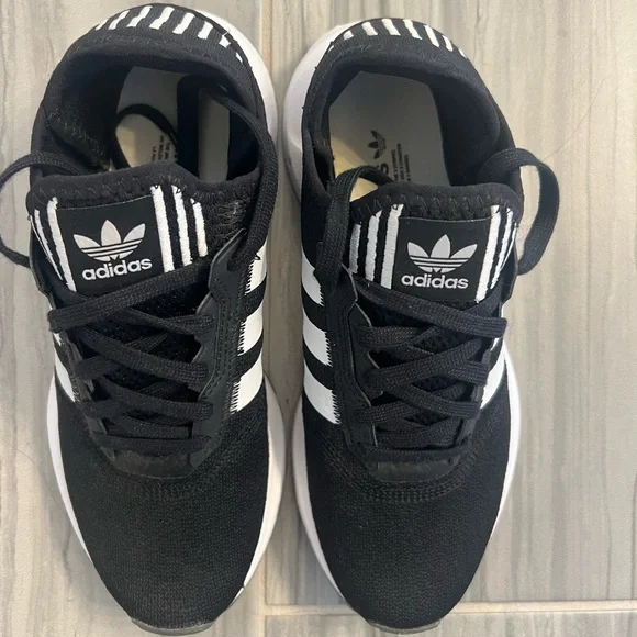 Women’s Adidas swift sneakers size 6.5 - Picture 3 of 5